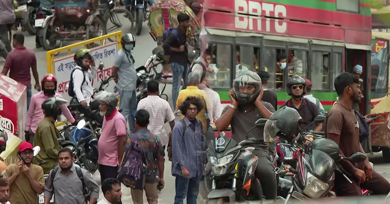 যাত্রীর অপেক্ষায় রাইডাররা